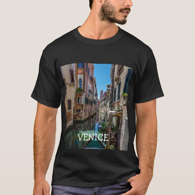 Narrow street med kanal i Venedig T Shirt (Framsida)