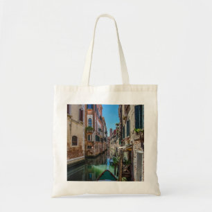 Narrow street med kanal i Venedig Tygkasse