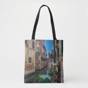 Narrow street med kanal i Venedig Tygkasse