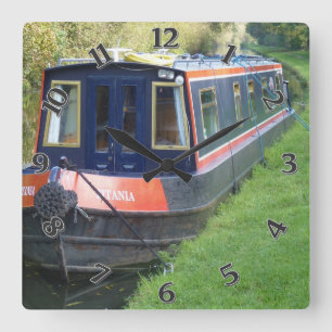 Narrowboat på brittiskt inlands- Waterwayssystem Fyrkantig Klocka