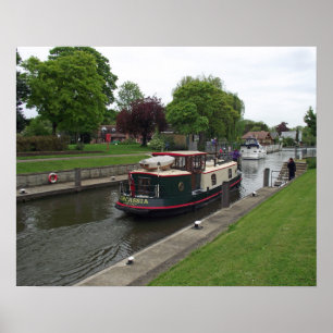 Narrowboat på Thames-floden vid Chertsey Lock Poster