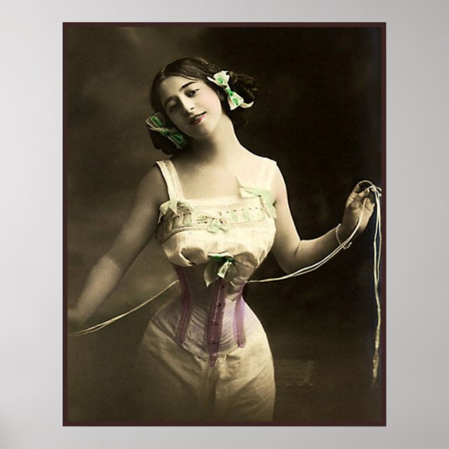 Narrowing Her Waist Poster (Framsidan)