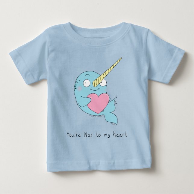 Narwhal Hugging a Heart Baby Barn T-shirt (Framsida)