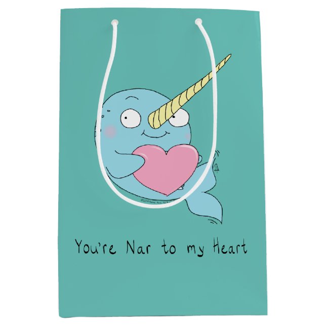 Narwhal Hugging Heart Valentine's Day Gift Bag (Framsidan)