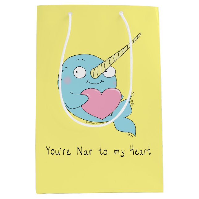 Narwhal Hugging Heart Valentine's Day Gift Bag (Framsidan)