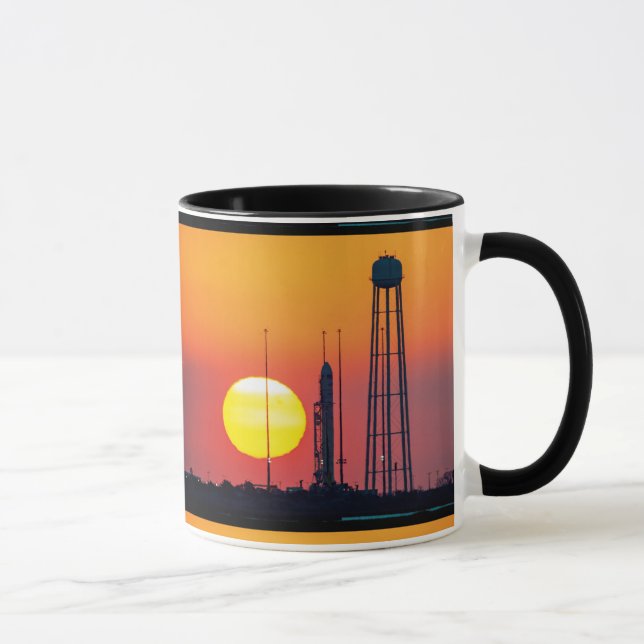 NASA Antares-raket soluppgångsstart Mugg (Höger)