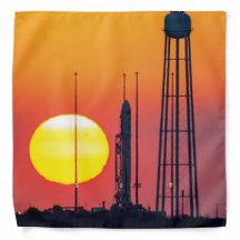 NASA Antares-raket soluppgångsstart