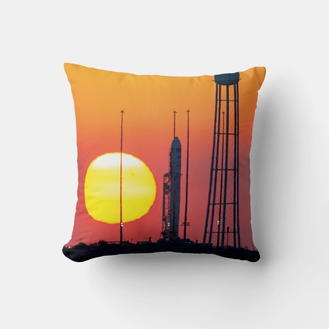 NASA Antares-raket startar i soluppgången Kudde (Framsida)