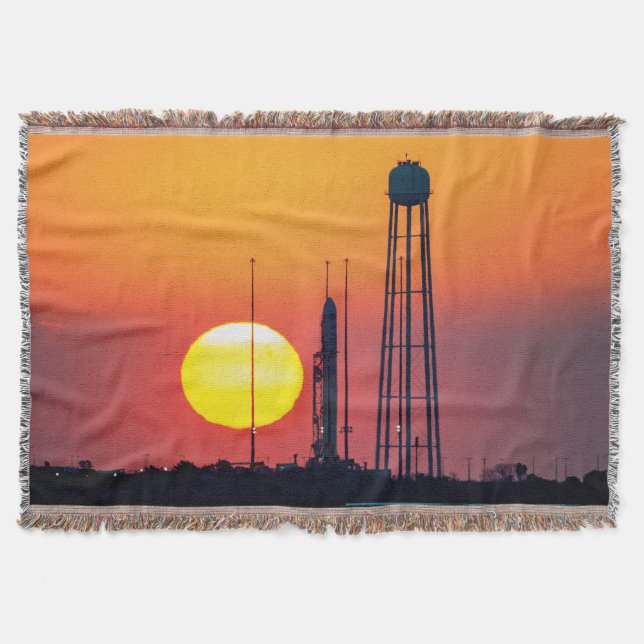 NASA Antares Rocket Sunrise Launch Filt (Framsidan)