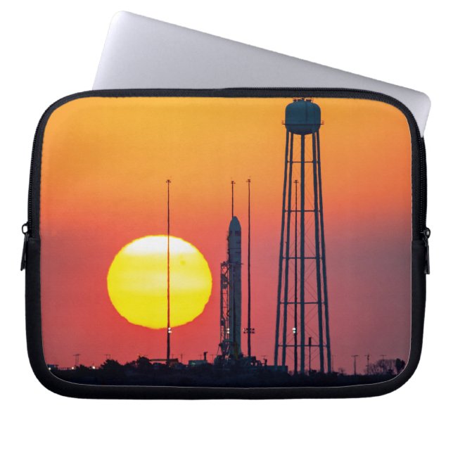 NASA Antares Rocket Sunrise Launch Laptop Sleeve (Framsidan)