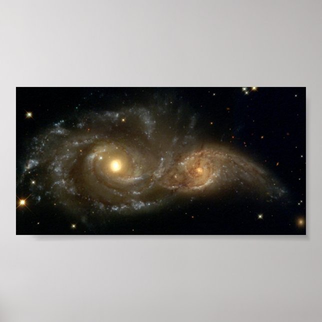 NASA-bete påträffas mellan två Spiral-galaxer Poster (Framsidan)