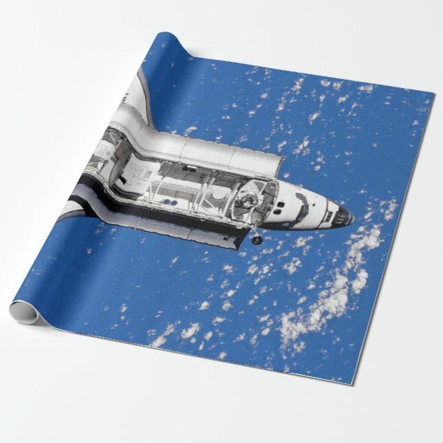 NASA Rymdfärja Discovery i jordens omloppsbana Presentpapper (Utrullad)