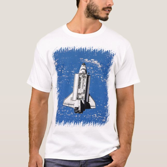 NASA Space Shuttle Discovery i jordens omloppsbana T-shirt (Framsida)
