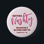 Nashville Bachelorette Get Nashty Personlig Knapp<br><div class="desc">Personlig Bachelorette Party eller Girls Helg Friends Resa Anpassningsbar Button med redigerbar text och formulering med resa datum,  destination eller plats,  namn och roligt citat som "Komma Nashty" på rosa och burgundi.</div>