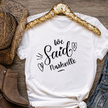 Nashville Brudens sida Bridesmaid Shirt T Shirt<br><div class="desc">Den senaste tekniken för bröllopsfesten eller för en bachelorette kommer undan. Vi sa att Nashville var "vit,  har ett hjärta och är säker på att bli uppmärksammad". Bachelorette Party Destination...  Nashville. Kan användas till repetitionsmiddag och med din bröllopsfest.</div>