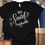 Nashville Brudens sida Bridesmaid Shirt T Shirt<br><div class="desc">Den senaste tekniken för bröllopsfesten eller för en bachelorette kommer undan. Vi sa att Nashville var en svart fläck,  har ett hjärta och är säker på att bli uppmärksammad. Bachelorette Party Destination...  Nashville. Kan användas till repetitionsmiddag och med din bröllopsfest.</div>
