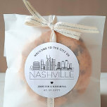 Nashville Skyline | Välkomsthälsoförmån för Bröllo Runt Klistermärke<br><div class="desc">Förbättra ditt bröllop välkomna paket eller evenemangets party favors med en anpassningsbar av välkomstklistermärken! Dessa eleganter, men små stil-klistermärken, är skräddarsydda för ett bröllop som tar ställe i den vackra staden Nashville. De har en modern dekoskylin där namn i staden är inbyggt under. All inslag i designen, inklusive inslag, är...</div>
