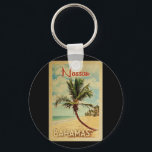 Nassau Handflatan Träd Vintage resor Nyckelring<br><div class="desc">En unik och modern Nassau Bahamas-konst i mitten av århundradet i vintage resor poster stil. Den har en böjd handflatan träd på sandstranden med hav under ett blått grumligt himlar.</div>