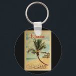 Nassau Handflatan Träd Vintage resor Nyckelring<br><div class="desc">En unik och modern Nassau Bahamas-konst i mitten av århundradet i vintage resor poster stil. Den har en böjd handflatan träd på sandstranden med hav under ett blått grumligt himlar.</div>