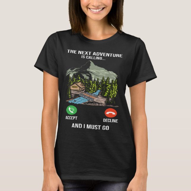 Nästa Äventyr kallar förrädare Camp Mountain T Shirt (Framsida)