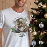 Nästa julklappsfigur Foto Pappa-to-be T Shirt<br><div class="desc">Pappa ska bli julfotboll, skrivet med "Nästa jul kommer jag att vara Pappa" med traditionella accenter av holly, gräs och gräs. Färgen på texten och bakgrunden kan ändras i verktyg vid behov. Bilden visas i formatet 16:9 porträtt och fotomallen visningar automatiskt dem i en valformad, rundad stöteform. Bläddra i min...</div>