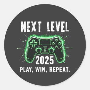 Nästa nivå 2025 Play Win Repeat Funny Gaming Gamer Runt Klistermärke
