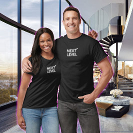 Nästa nivå, liten centrerad vit nyans, svart t shirt