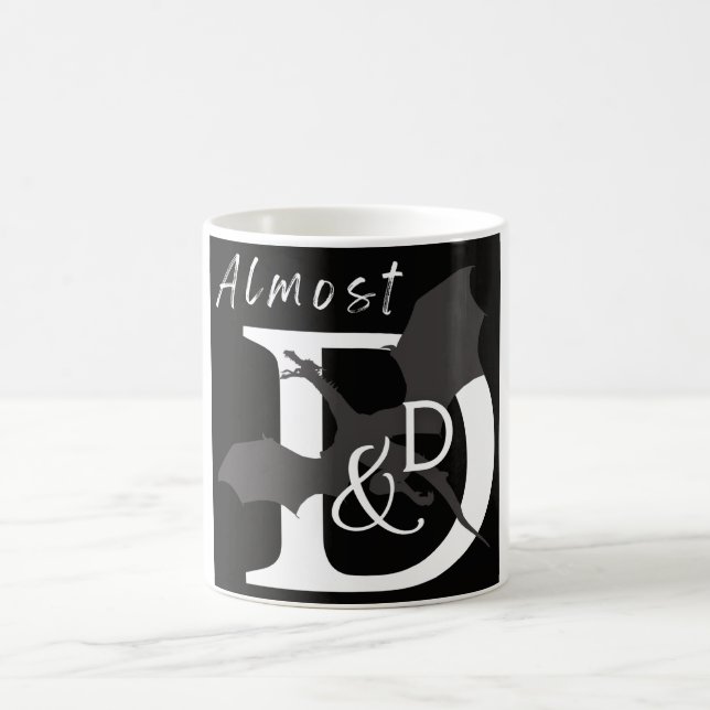 Nästan D&D Mugg (svart bakgrund) (Center)