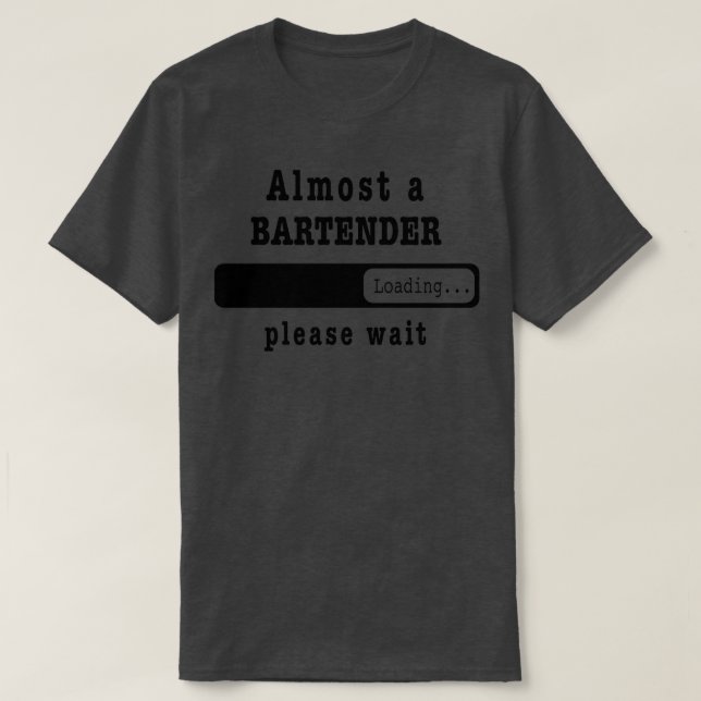 Nästan en Bartender Loading PLease-väntan Funny Ba T Shirt (Design framsida)