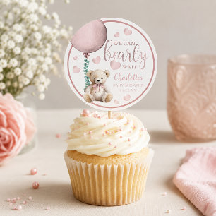 Nästan här rosa nallebjörn Baby Shower-dekal Runt Klistermärke
