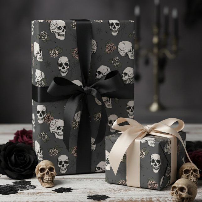 Nästan svart Rosa-gotiska Döskallar och Ro-Blommig Presentpapper (Gothic Black Floral Skulls Wrapping Paper. Vintage Dark Skull & Roses Halloween Pattern for Her)