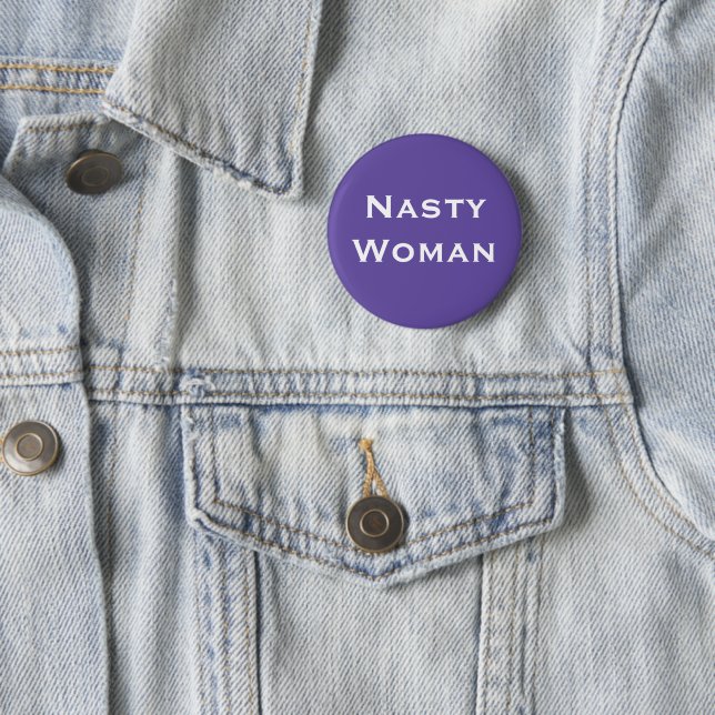 Nasty Woman - fet vit text om violett Knapp (In Situ)