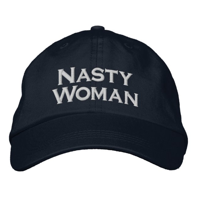 Nasty Woman, fet vit text på marinblå Broderad Keps (Framsida)
