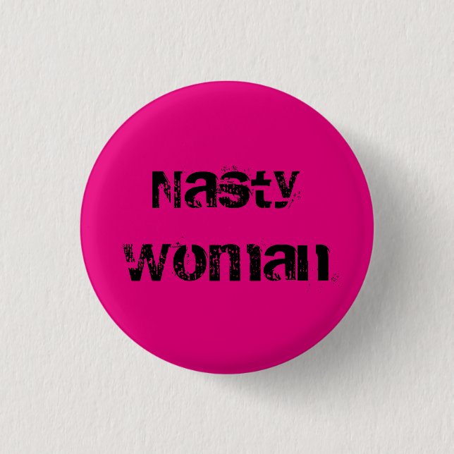 Nasty Woman - grungande svart text på shock rosa Knapp (Framsida)