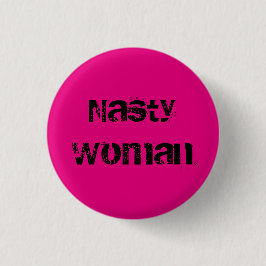 Nasty Woman - grungande svart text på shock rosa Knapp
