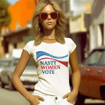 Nasty Women Vote American Flagga Feminist Women's T Shirt<br><div class="desc">Denna feministiska kvinnas t-shirt säger till politikar att Nasty Women röstar och att vi kommer att vara där ute och rösta blått i valet 2022 efter halva tiden. Stödja kvinnors höger och jämlikhet med en demokrat i raka party biljett.</div>