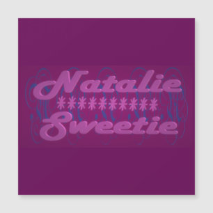 Natalie Sweinet färg mörk lila med text