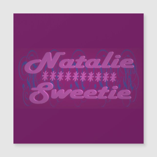 Natalie Sweinet färg mörk lila med text (Framsida)