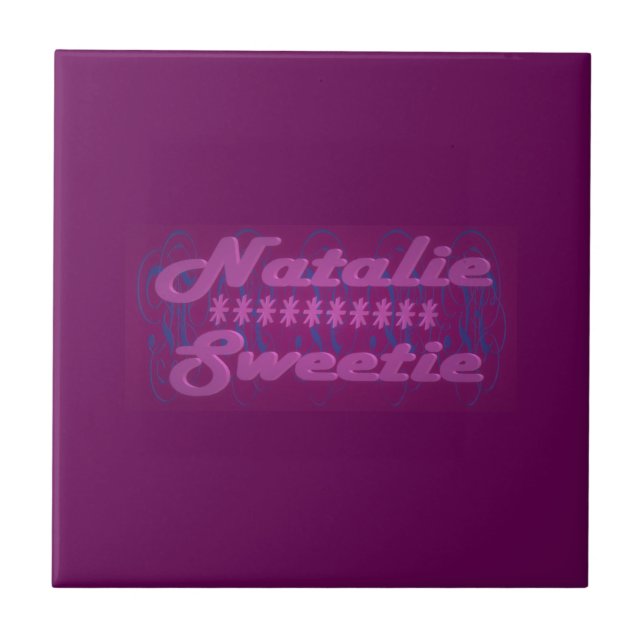 Natalie Sweinet färg mörk lila med text Kakelplatta (Framsidan)