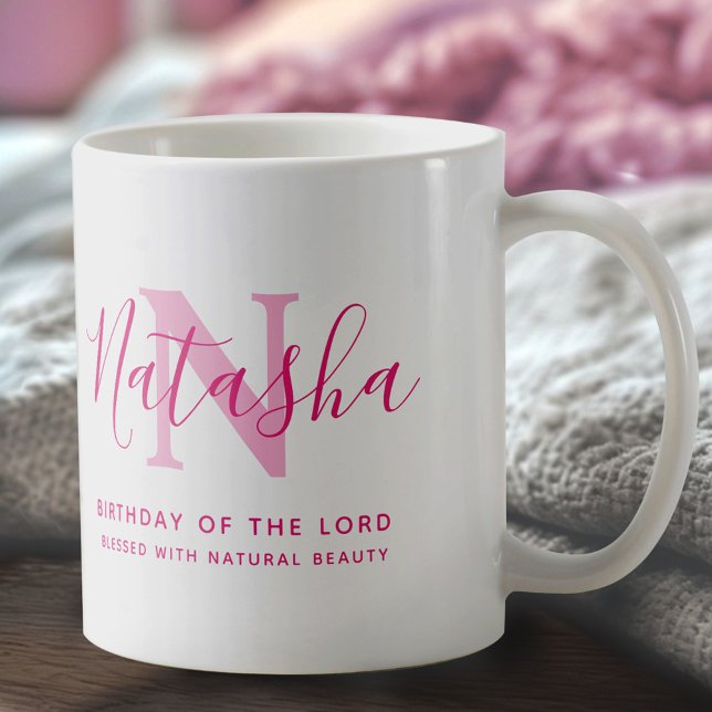 Natasha namn betydelse och monogram rosa text kaffemugg (Skapare uppladdad)