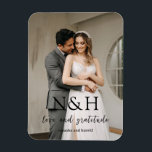Natasha Photo Monogram Modern Bröllop Magnet<br><div class="desc">Modern magnet i bröllop med en enkel och minimal design med ditt monogram i ett fet teckensnitt tillsammans med "kärlek och tacksamhet" i ett handskriftsskript för elegant och namn nedan.</div>