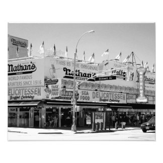 Nathan's Berömd Hett Hundar Photographic Print Fototryck
