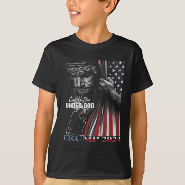 Nation under Gud Trump 2024 Guds amerikanska Flagg T Shirt (Framsida)