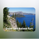 Nationalparken Crater Sjö Landskap Magnet<br><div class="desc">3 x 4 tums,  flexibel magnet med en scenbild av safierblått vatten och guidön i nationalparken Crater Sjö,  i nordvästra Stilla havet i Oregon. Gör en underbar resande souvenir!</div>