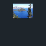 Nationalparken i Sjö Canvastryck<br><div class="desc">Skölj din livsmiljö med den här inslagna duken, fotografisk utskrift av safiblått Crater Sjö och guideön, Crater Sjö nationalpark, Oregon. Anpassa kanvastrycket storlekt upp till 20 x 16 tum.</div>