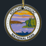 Nationalparken Kouchibouguac Travel Vintage Badge Julgransprydnad Keramik<br><div class="desc">Kouchibouguac Nationalparkens vektorkonstdesign. I parken ingår barriäröar,  sanddyner,  laguner,  saltvåtmarker och skogar.</div>