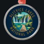 Nationalparken Plitvice Sjöar Kroatien Distress Julgransprydnad Metall<br><div class="desc">Konstruktion av vektorbilder i Plitvice Sjöar. Parkens sjöar är åtskilda av naturliga travertindammar,  som skapas av att vatten flyter i tunna lagrar över tröskelvärdena.</div>