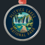 Nationalparken Plitvice Sjöar Kroatien Distress Julgransprydnad Metall<br><div class="desc">Konstruktion av vektorbilder i Plitvice Sjöar. Parkens sjöar är åtskilda av naturliga travertindammar,  som skapas av att vatten flyter i tunna lagrar över tröskelvärdena.</div>