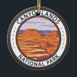 Nationalparkön Canyonlands i Himlar Badge Julgransprydnad Keramik<br><div class="desc">Konstruktion för vektorkonst i Canyonlands. Parken är känd för sitt dramatiska ökenlandskap som koloradfloden utgör. Ön i Himlar är en stor,  planfull mesa med panoramabläckage.</div>