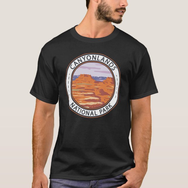 Nationalparkön Canyonlands i Himlar Badge T Shirt (Framsida)